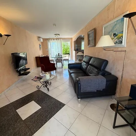 Βίλα Quiet House With Private Pool